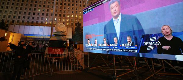 Лидирует кандидат Владимир Зеленский, на втором месте - действующий президент Петр Порошенко Лидирует кандидат Владимир Зеленский, на втором месте - действующий президент Петр Порошенко - Sputnik Грузия