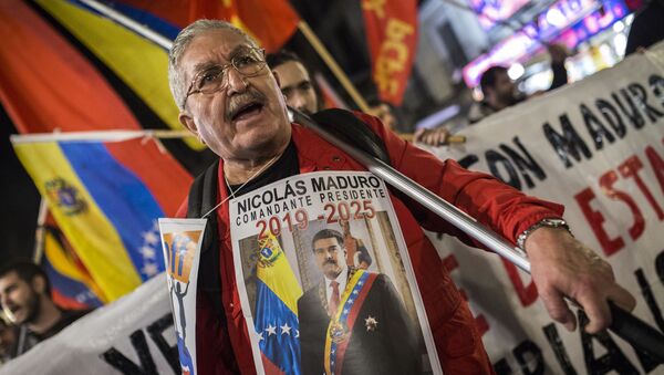 Участник акции в поддержку легитимного президента Венесуэлы Николаса Мадуро в Мадриде - Sputnik Грузия
