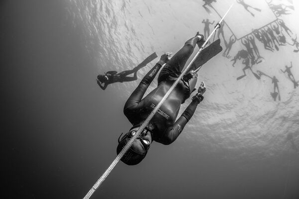 Снимок из серии Beneath the Surface of Competitive Freediving японского фотографа Kohei Ueno из категории Sport (Professional), вошедший в шортлист фотоконкурса 2019 Sony World Photography Awards - Sputnik Грузия