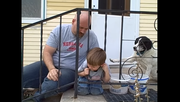Собаки помогли незадачливым родителям освободить застрявшего малыша – видео - Sputnik Грузия