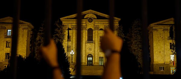 Граждане на проспекте Баграмяна, перед зданием Парламента Армении (2 октября 2018). Еревaн - Sputnik Грузия