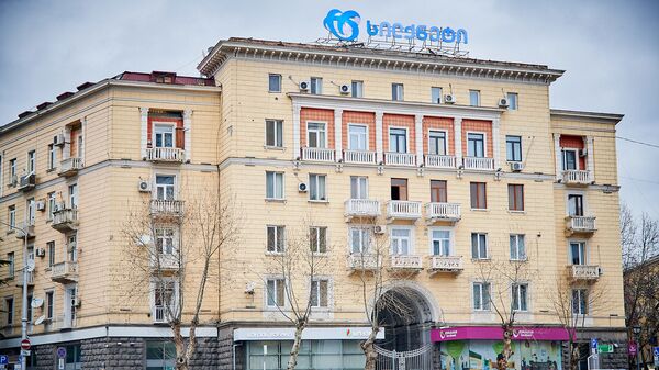 Реклама компании Silknet на жилом здании в центре Тбилиси - Sputnik Грузия