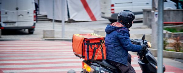 მიტანის სერვისის კურიერი მოპედით მიტანის სერვისის კურიერი მოპედით - Sputnik საქართველო