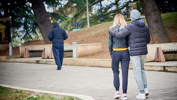 Парень с девушкой гуляют в парке - Sputnik Грузия