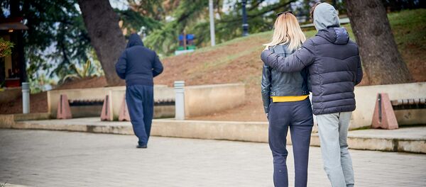 Парень с девушкой гуляют в парке - Sputnik Грузия