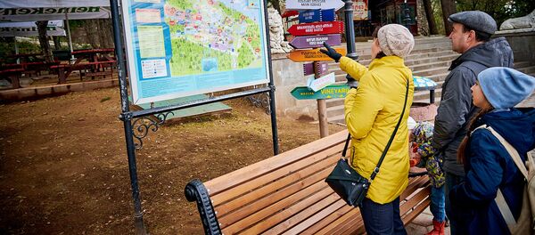 Туристы в парке на горе Мтацминда - Sputnik Грузия