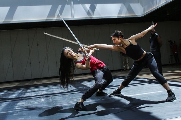Танцоры из Dragon Spring Phoniex Rise на репетиции в культурном центре The Shed в Нью-Йорке - Sputnik Грузия
