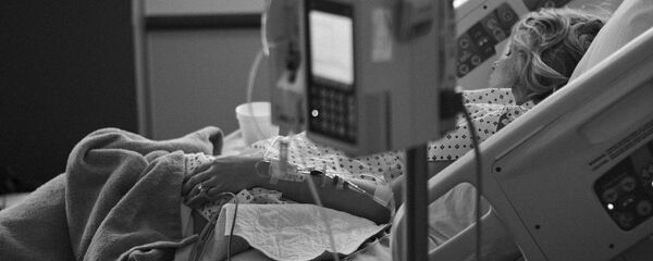 სამედიცინო აპარატზე შეერთებული პაციენტი სამედიცინო აპარატზე შეერთებული პაციენტი - Sputnik საქართველო