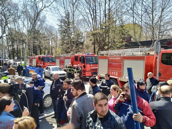 На место ЧП оперативно прибыли пожарные-спасатели и полиция - Sputnik Грузия