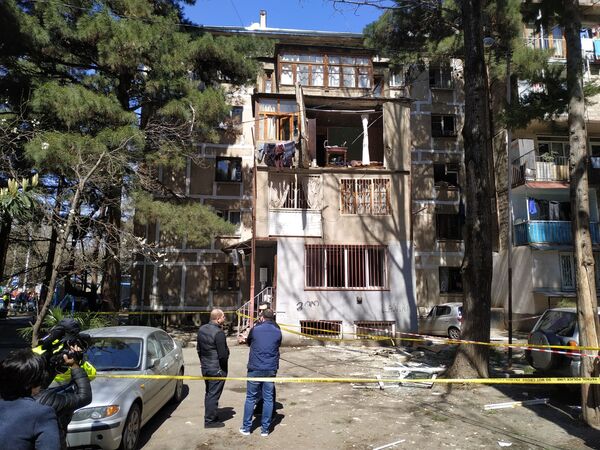 Взрыв газа в в жилом доме в районе Дигоми на окраине Тбилиси разрушил несколько стен и причинил другие повреждения зданию - Sputnik Грузия