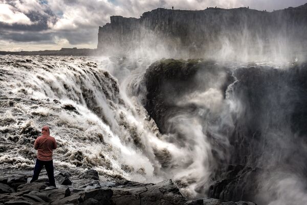 Исландия известна прекраснейшими водопадами, озерами, гейзерами и ледниками. Одним из самых знаменитых и красивых водопадов Исландии является водопад Деттифос. Ширина Деттифосса - около 100 метров, а высота - 44 метра - Sputnik Грузия