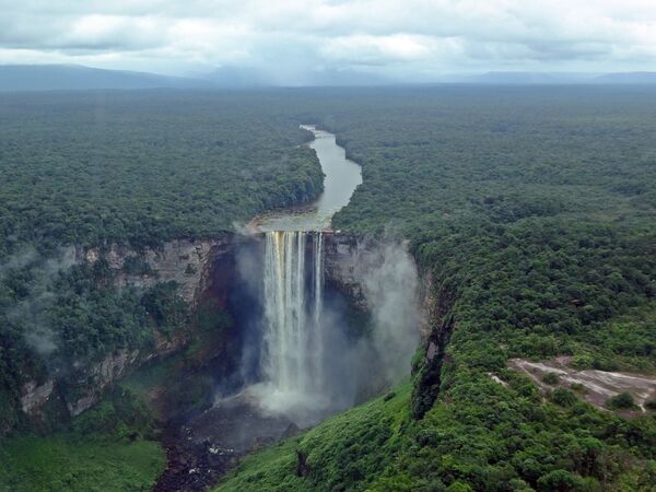 Водопад Кайетур – один из самых мощных водопадов, расположенный на территории западной Гайаны, неподалеку от границы с Венесуэлой. Огромное количество воды низвергается со скального уступа в 226 метров в покрытую туманом пропасть - Sputnik Грузия