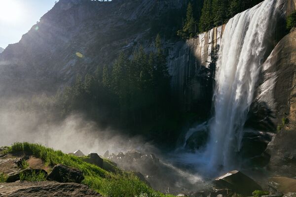 Водопад Йосемити расположен в Калифорнии в одноименном национальном парке. Этот водопад является одним из самых высоких водопадов в Северной Америке и 20-м по высоте в мире. Высота Йосемити - 739 метров - Sputnik Грузия