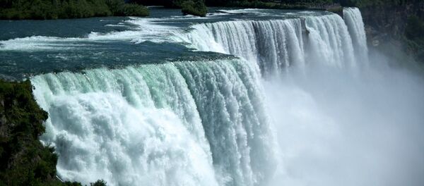 ნიაგარას ჩანჩქერი - ჩანჩქერების კასკადი ამერიკისა და კანადის საზღვარზე. ჩანჩქერს შეგვიძლია პლანეტის ქერქის ყველაზე ეფექტური ბუნებრივი ნაპრალი ვუწოდოთ. მდინარე ნიაგარა, რომელიც ერის და ონტარიოს ტბებს უერთდება, 50 მეტრის სიმაღლიდან იღვრება კილომეტრზე მეტ სიგანეზე ნიაგარას ჩანჩქერი - ჩანჩქერების კასკადი ამერიკისა და კანადის საზღვარზე. ჩანჩქერს შეგვიძლია პლანეტის ქერქის ყველაზე ეფექტური ბუნებრივი ნაპრალი ვუწოდოთ. მდინარე ნიაგარა, რომელიც ერის და ონტარიოს ტბებს უერთდება, 50 მეტრის სიმაღლიდან იღვრება კილომეტრზე მეტ სიგანეზე - Sputnik საქართველო