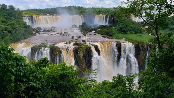 Игуасу состоит из 275 водопадов, общей шириной более трех километров, а высота достигает 82 метров. Шум от водопада слышен за 20-25 километров. Игуасу находится на границе Бразилии и Аргентины, образуют водопад две реки - Игуасу и Парана - Sputnik Грузия
