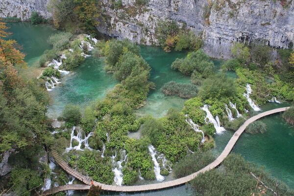 Плитвицкие озера - национальный парк в Хорватии. Основные водопады располагаются на Верхних озёрах - Батиновачки, Галовачки, Козячки. Самым красивым и известным по праву является водопад Саставци, низвергающий воду рек Корана и Плитвица с высоты 72 метра - Sputnik Грузия