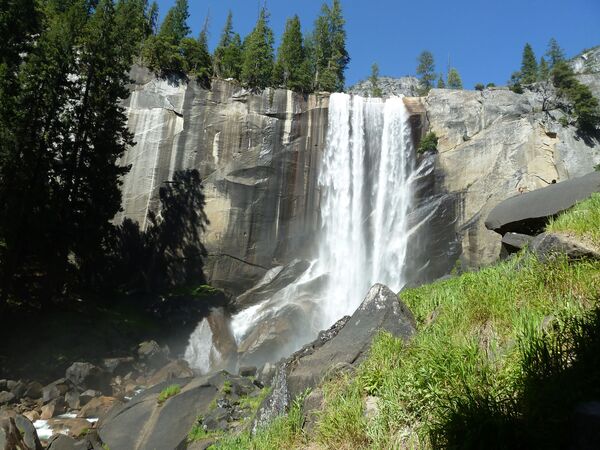 Водопад Вернал находится в Национальном парке Йосемити в США. Это чудо окружено горами и горными озерами. Образовался водопад Вернал на русле горной реки Мерсед. Его высота составляет 97 метров - Sputnik Грузия
