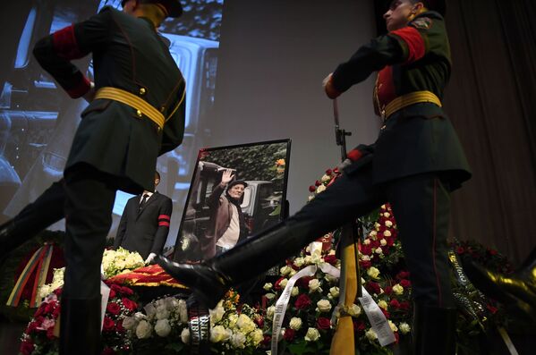 Режиссера похоронили на Новодевичьем кладбище в Москве - Sputnik Грузия