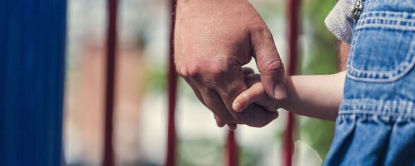 ხელიხელ ჩაკიდებული მამა და შვილი - Sputnik საქართველო