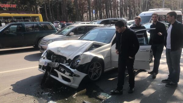 Мерседес против Приуса - очевидец снял на видео аварию в центре столицы Грузии - Sputnik Грузия
