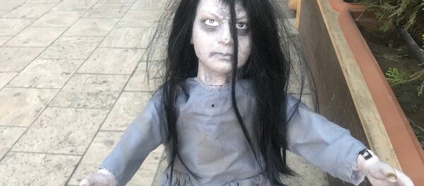 Прохожих на улицах Тбилиси пугали страшной куклой - реакции людей - Sputnik Грузия