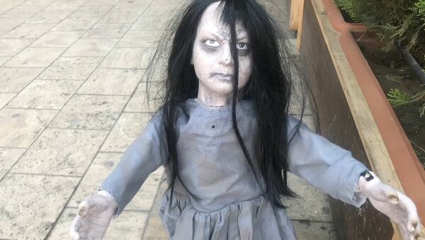 Прохожих на улицах Тбилиси пугали страшной куклой - реакции людей - Sputnik Грузия