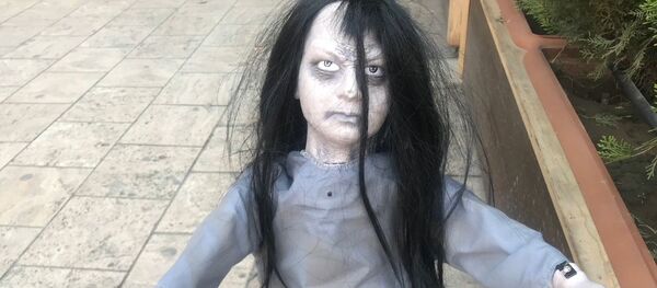 თბილისის ქუჩებში გამვლელებს საშიში თოჯინით აშინებდნენ - გამვლელების რეაქციები თბილისის ქუჩებში გამვლელებს საშიში თოჯინით აშინებდნენ - გამვლელების რეაქციები - Sputnik საქართველო