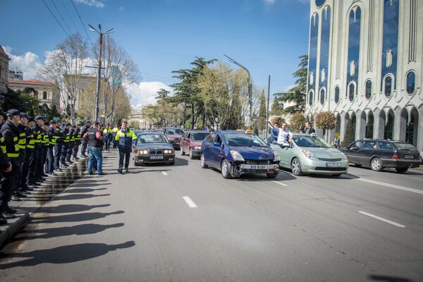 С организованной Лейбористской партией Грузии,  водители такси проехали по центральным улицам Тбилиси - Sputnik Грузия
