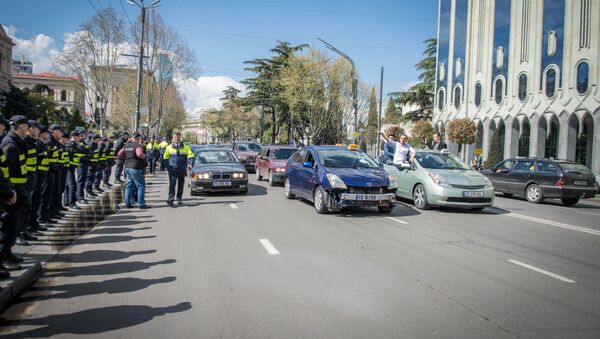 Тбилисские таксисты провели масштабную акцию протеста в столице Грузии - Sputnik Грузия