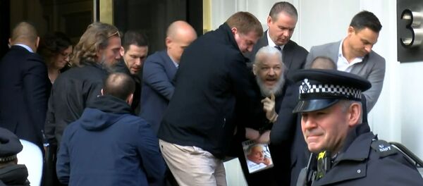 Как Джулиана Ассанжа арестовали у посольства Эквадора в Лондоне Как Джулиана Ассанжа арестовали у посольства Эквадора в Лондоне - Sputnik Грузия