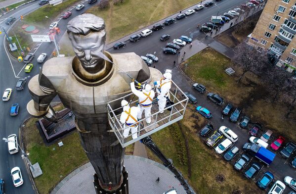 Работники коммунальных служб моют памятник космонавту Юрию Гагарину на Ленинском проспекте в Москве - Sputnik Грузия