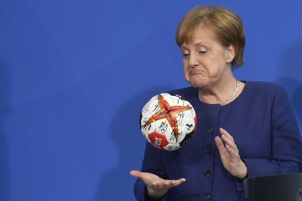 Канцлер Германии Ангела Меркель с мячом для гандбола - Sputnik Грузия