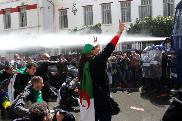 Антиправительственные демонстрации в столице Алжира  - Sputnik Грузия