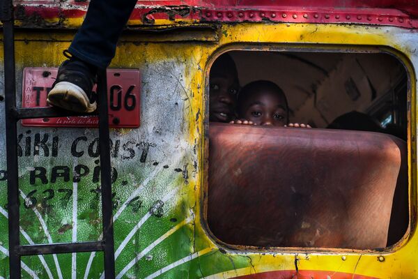 Мальчики в автобусе в Порт-о-Пренсе, Гаити - Sputnik Грузия