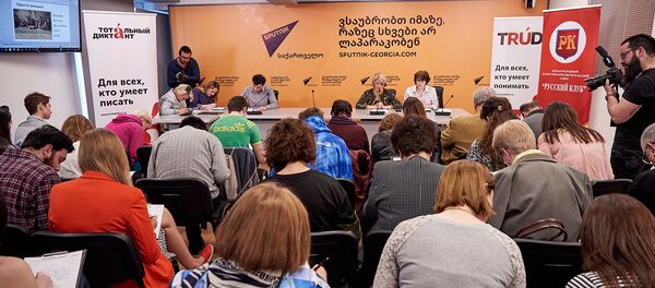 Тотальный диктант 2019 в столице Грузии. В акции приняли участие люди разных возрастов - Sputnik Грузия