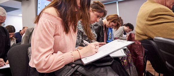 Тотальный диктант 2019 в столице Грузии. Участие в акции принимали люди разных возрастов - Sputnik Грузия