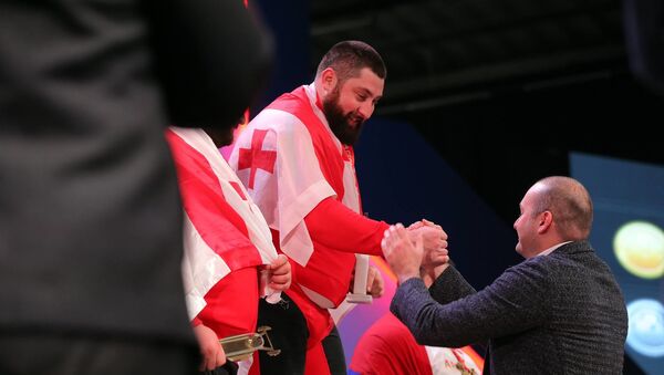 Премьер Грузии Мамука Бахтадзе поздравил тяжелоатлета Лашу Талахадзе с победой - Sputnik Грузия