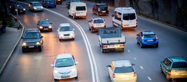 Машины на трассе на набережной столицы Грузии - Sputnik Грузия