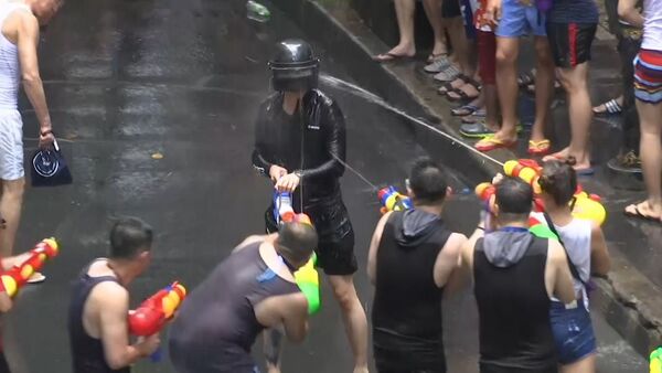 Водные бои на улицах Бангкока: Таиланд празднует Новый год - Sputnik Грузия