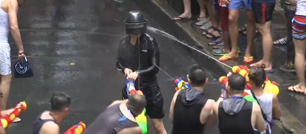 Водные бои на улицах Бангкока: Таиланд празднует Новый год Водные бои на улицах Бангкока: Таиланд празднует Новый год - Sputnik Грузия