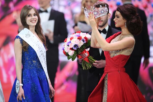 Корону девушка получила из рук прошлогодней победительницы конкурса Юлии Полячихиной - Sputnik Грузия