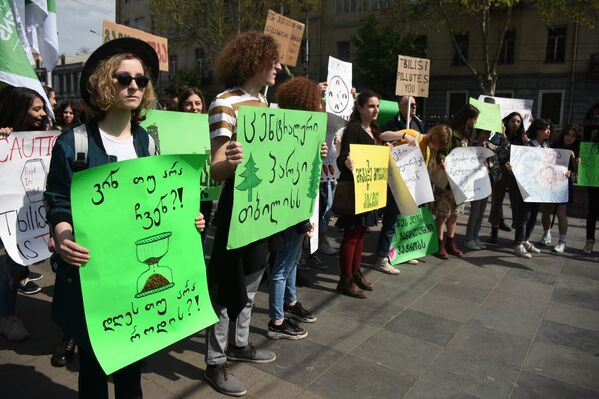 Участники акции потребовали от властей, чтобы те немедленно перешли от слов к действиям и в максимально короткие сроки решили экологические проблемы Тбилиси - Sputnik Грузия