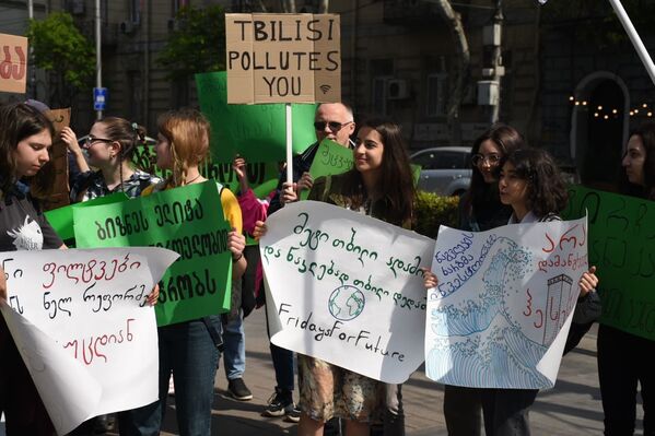 Одним из требований молодых защитников окружающей среды стало возвращение в Тбилиси трамваев, поскольку город задыхается от выхлопных газов и пробок - Sputnik Грузия