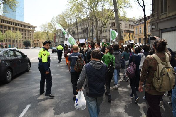 Участники акции также прошли шествием по главной улице Тбилиси - проспекту Руставели. Порядок во время их следования по проезжей части обеспечивала патрульная полиция - Sputnik Грузия