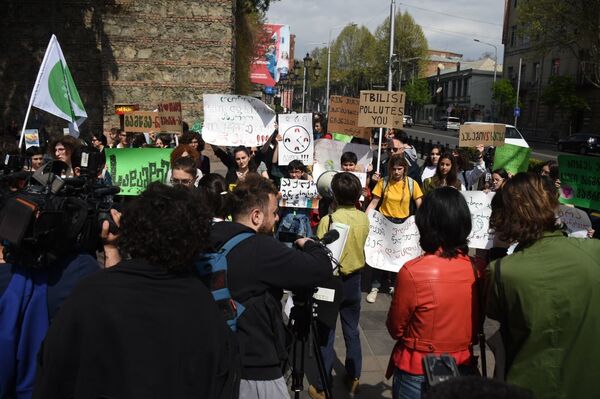 Забастовка ради города - студенты и школьники проводят акцию протеста в центре Тбилиси Забастовка ради города - студенты и школьники проводят акцию протеста в центре Тбилиси - Sputnik Грузия