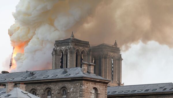 Пожар в соборе Нотр-дам в Париже - Sputnik Грузия