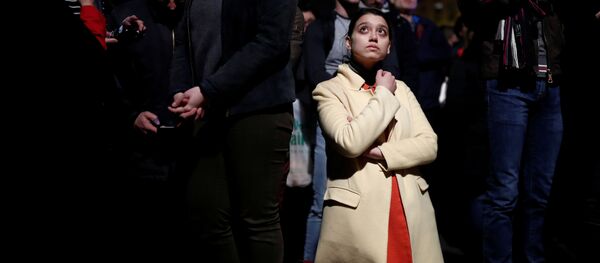 Французы в Париже молятся за спасение собора. Пожар в Нотр-дам - Sputnik Грузия