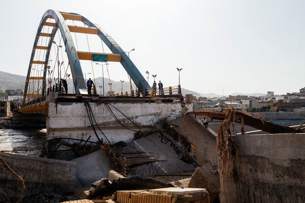 Водой разрушены десятки мостов, в ряде районов сошли оползни

 - Sputnik Грузия