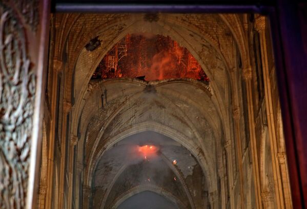 Во время пожара из собора Нотр-Дам все были эвакуированы. Также удалось спасти большую часть уникальных исторических ценностей - Sputnik Грузия