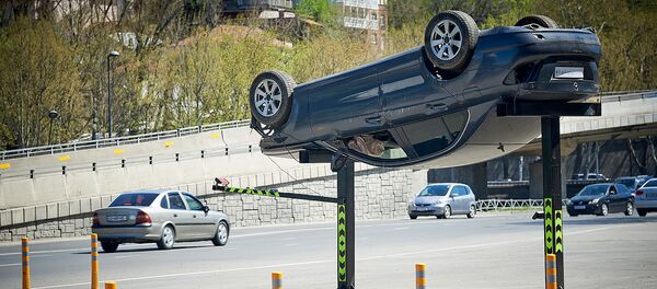 Перевернутые разбитые машины на улицах столицы Грузии - Sputnik Грузия